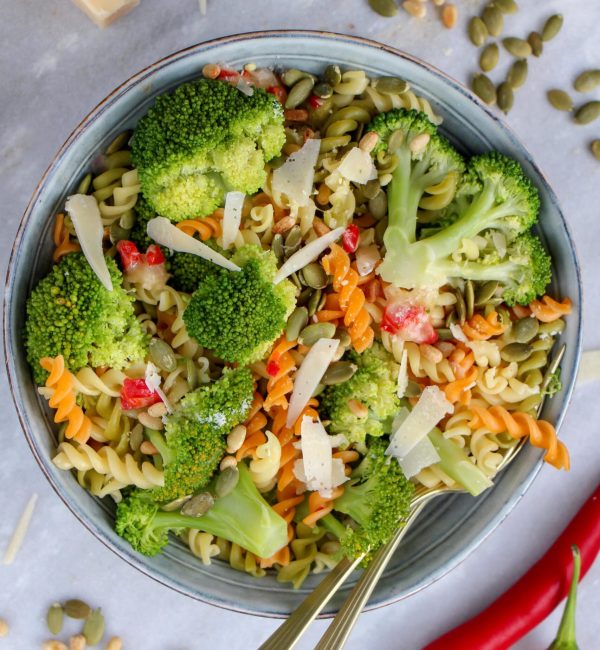 Makkelijke vegetarische recepten avondeten broccoli met pasta en rode peper