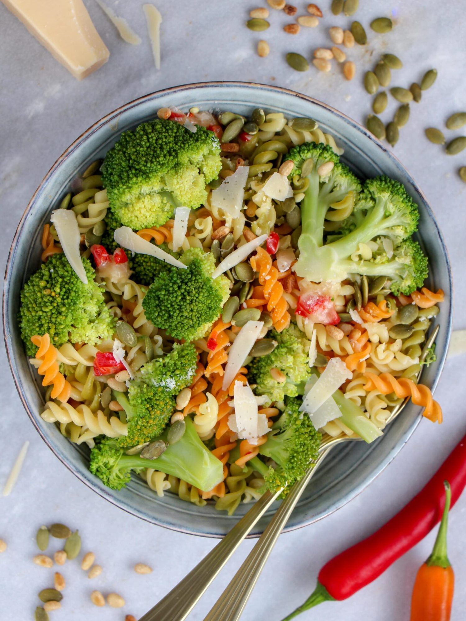 Makkelijke vegetarische recepten avondeten broccoli met pasta en rode peper