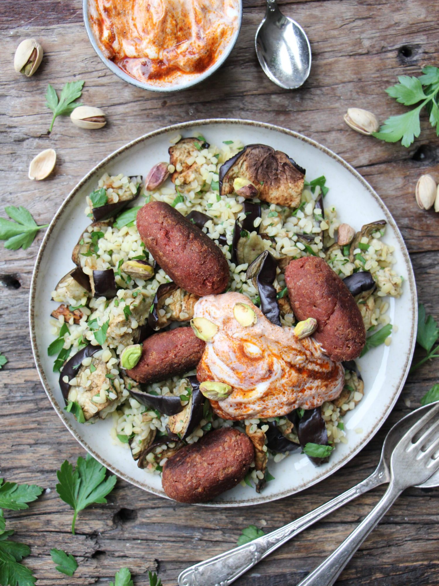 Makkelijke vegetarische recepten avondeten bulgur met aubergine en vega kofta