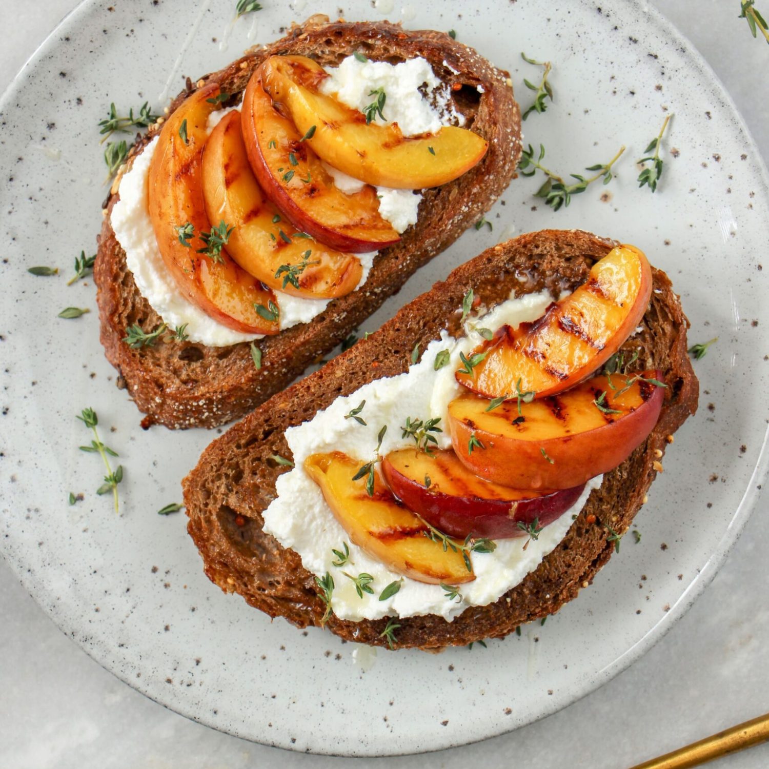 Makkelijke vegetarische recepten brood met ricotta gegrilde perziken en tijm