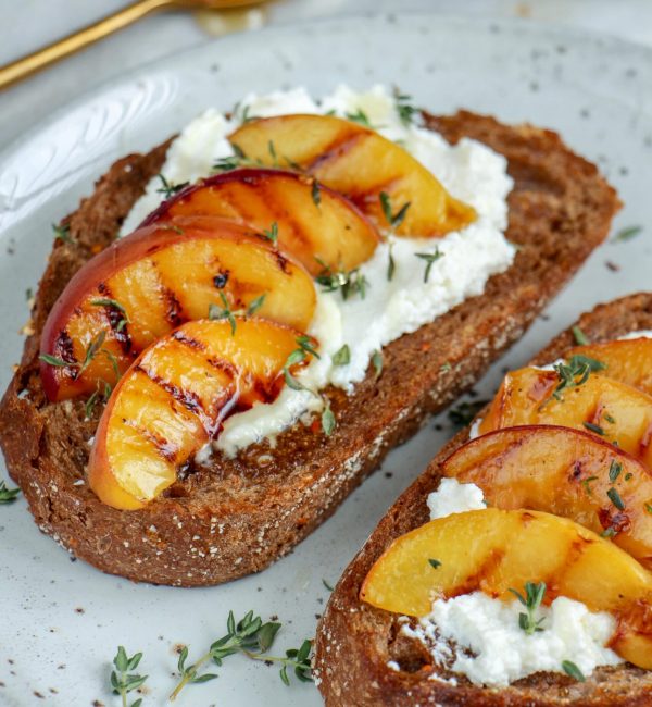 Makkelijke vegetarische recepten brood met ricotta gegrilde perziken en tijm