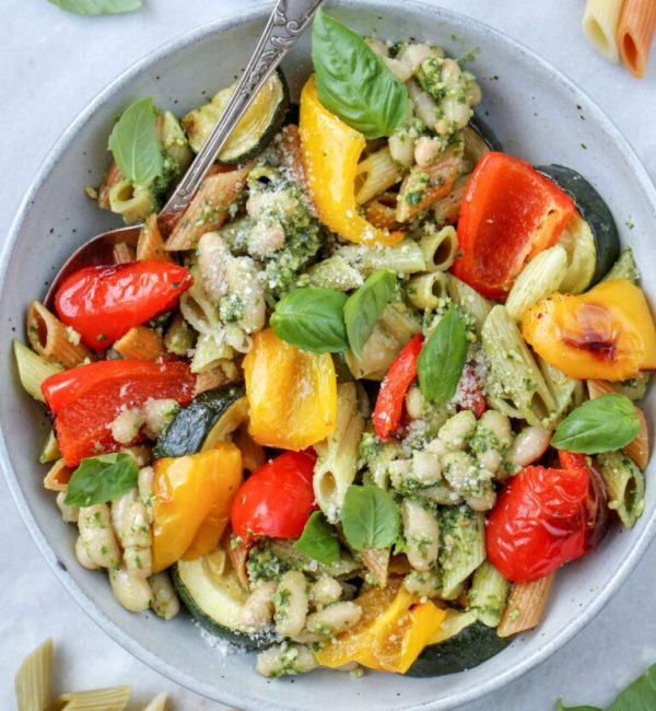 Makkelijke-vegetarische-recepten-zonder vleesvervangers avondeten-vegetarische-pasta-pesto-met-groenten-min-768x1152 (1)