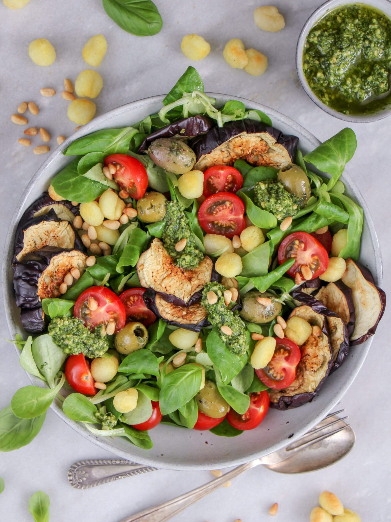Makkelijke vegetarische salade recepten Mediterrane Aubergine salade met gnocchi en pesto