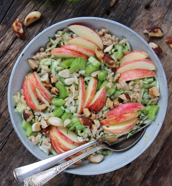 Makkelijke vegetarische salade recepten Koude macaroni salade met appel en courgette