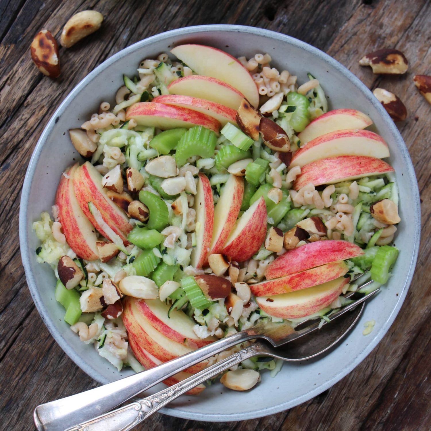 Makkelijke vegetarische salade recepten Koude macaroni salade met appel en courgette