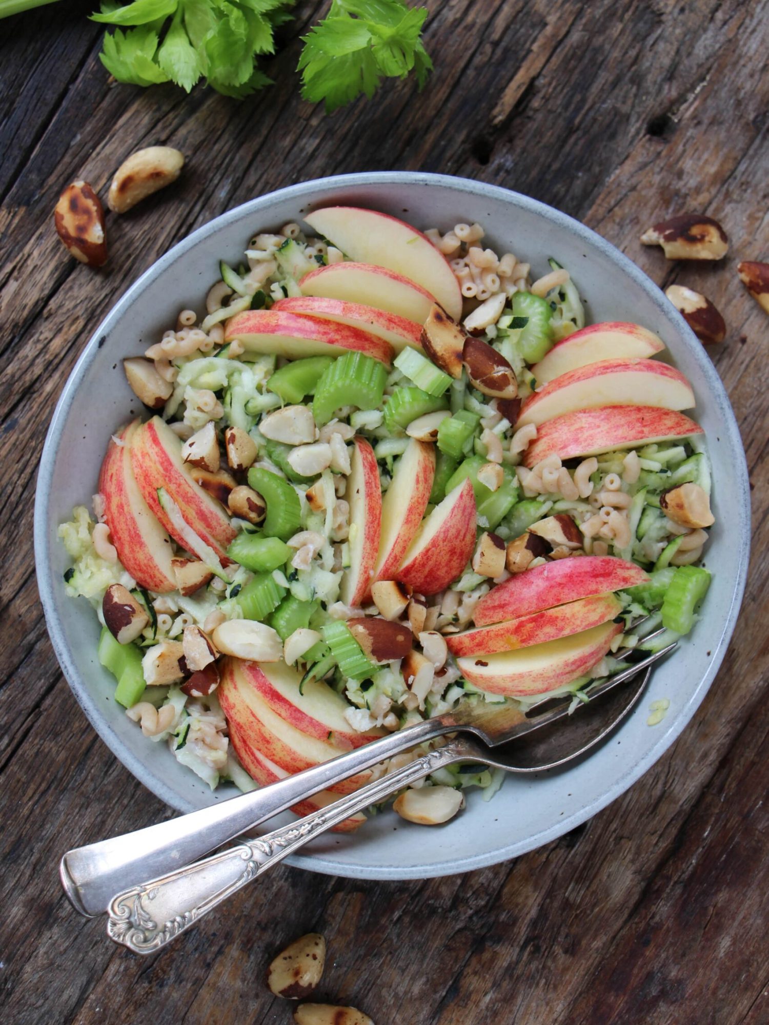 Makkelijke vegetarische salade recepten Koude macaroni salade met appel en courgette