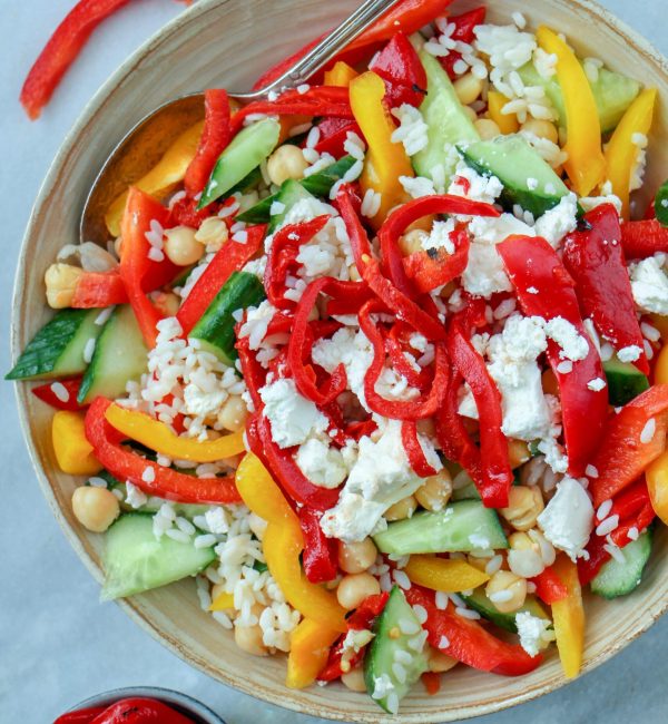 Makkelijke vegetarische salade recepten Rijstsalade met paprika en komkommer