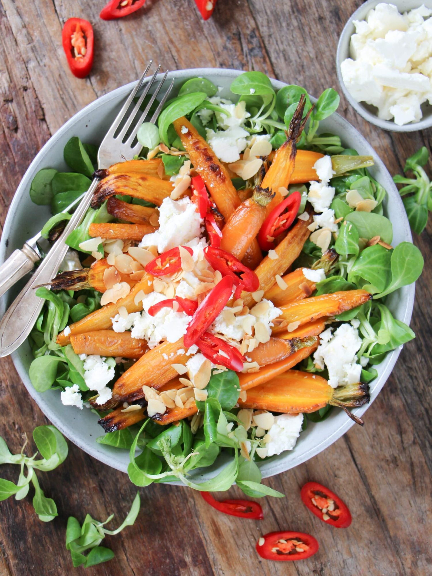 Makkelijke vegetarische salade recepten salade met geroosterde wortels feta en rode peper