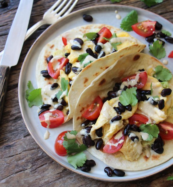 Ontbijt wrap met omelet avocado en zwarte bonen