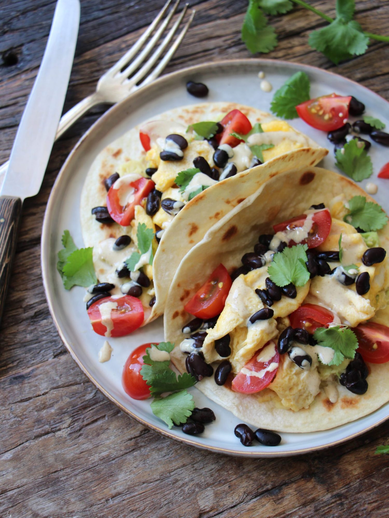 Ontbijt wrap met omelet avocado en zwarte bonen