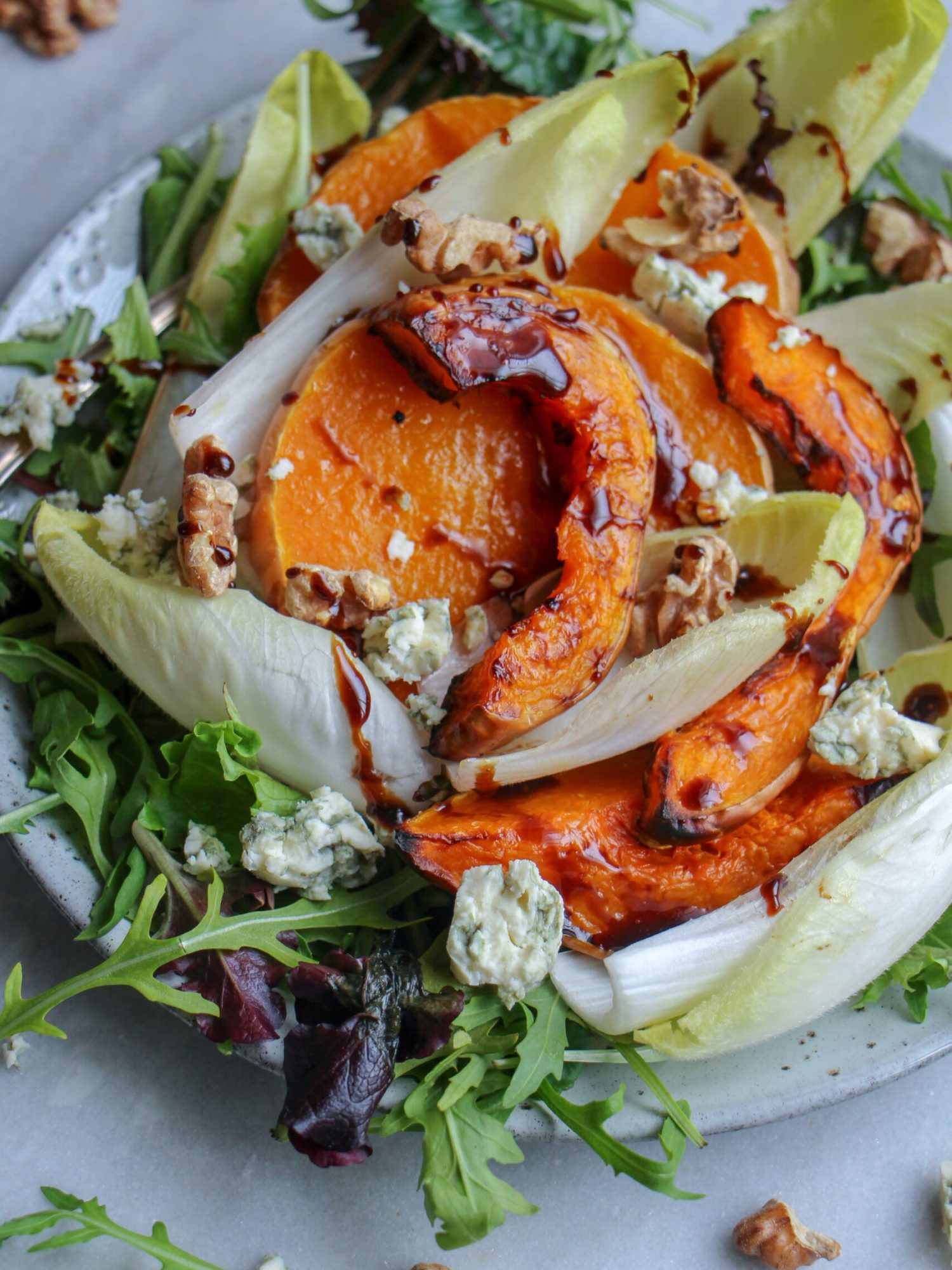 pompoen witlof salade met blauwe kaas