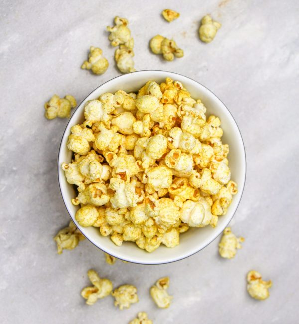 Popcorn met kerrie en knoflook