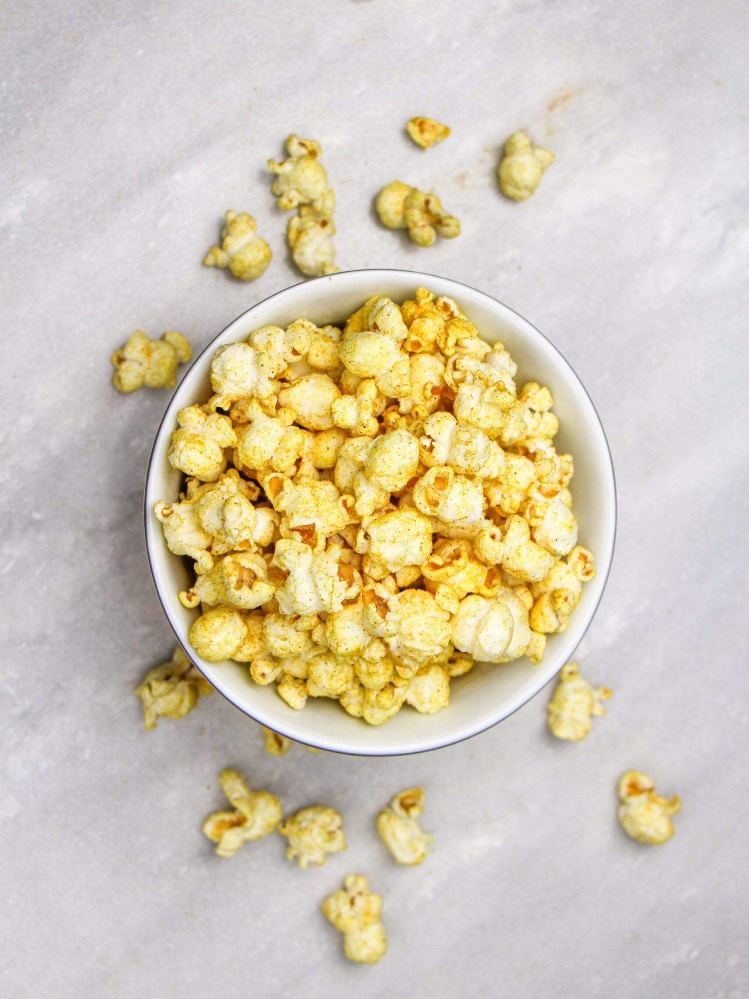 Popcorn met kerrie en knoflook