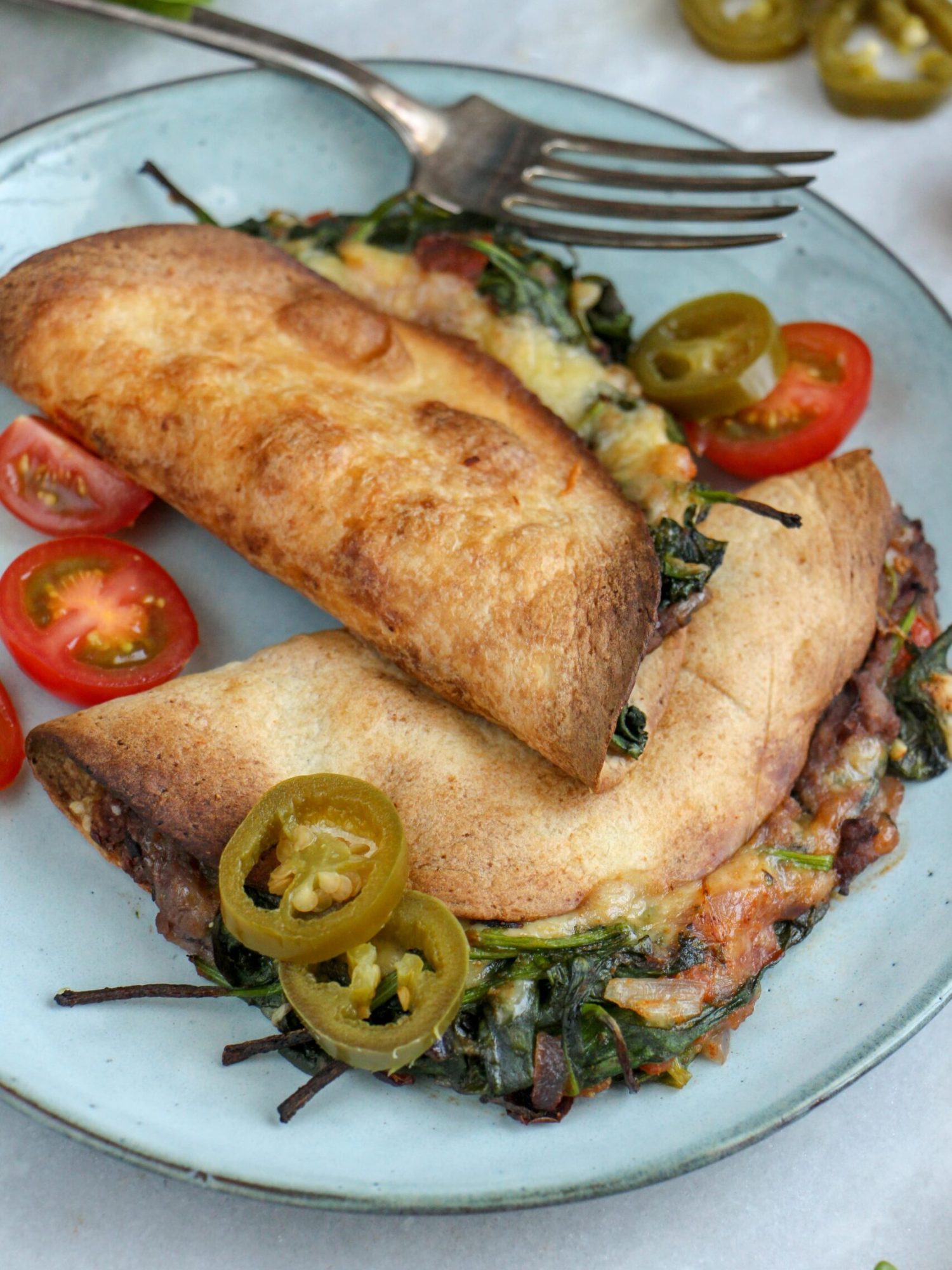 Quesadilla met refried zwarte bonen en spinazie