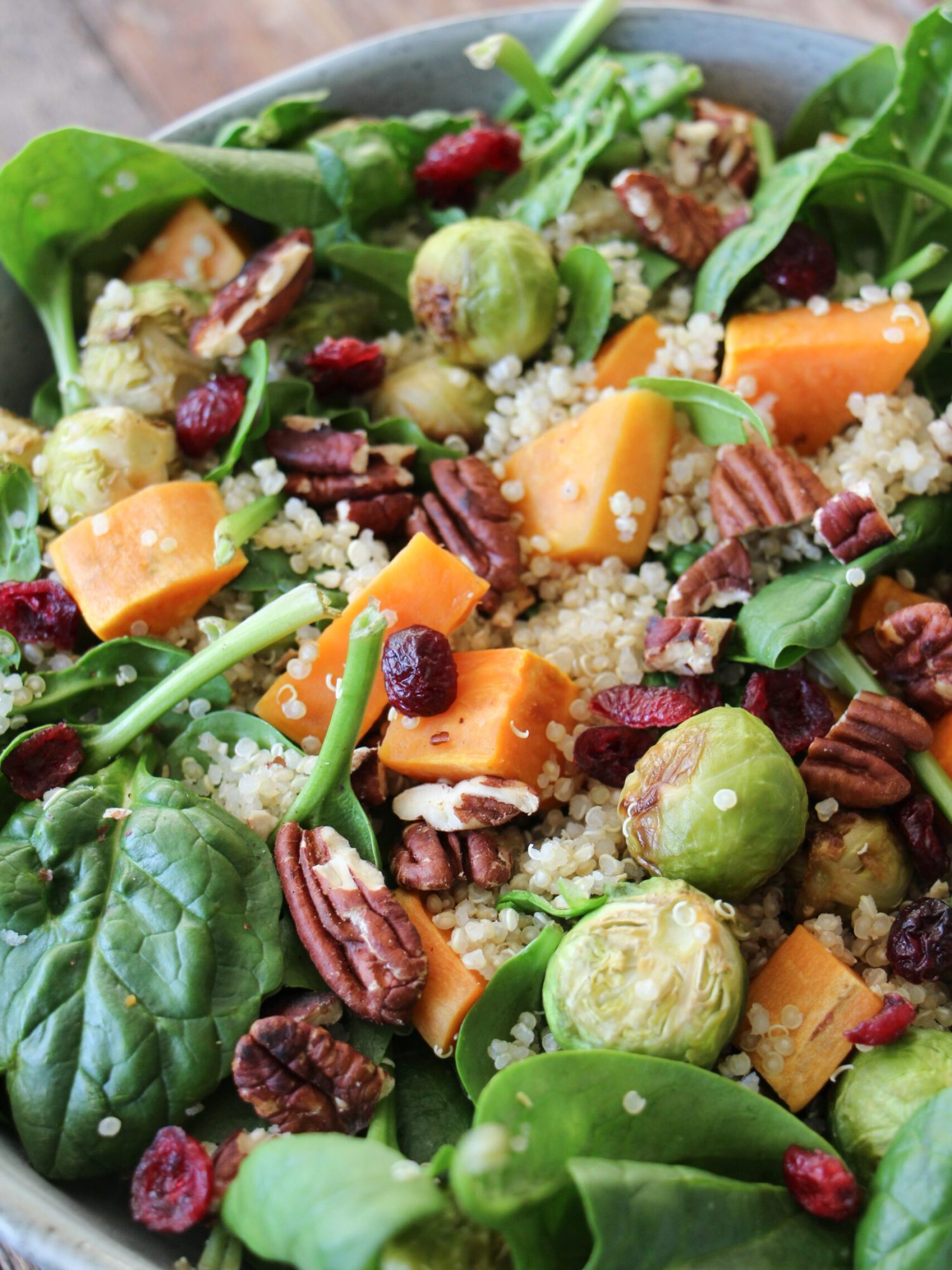 Quinoa met zoete aardappel spruitjes en spinazie
