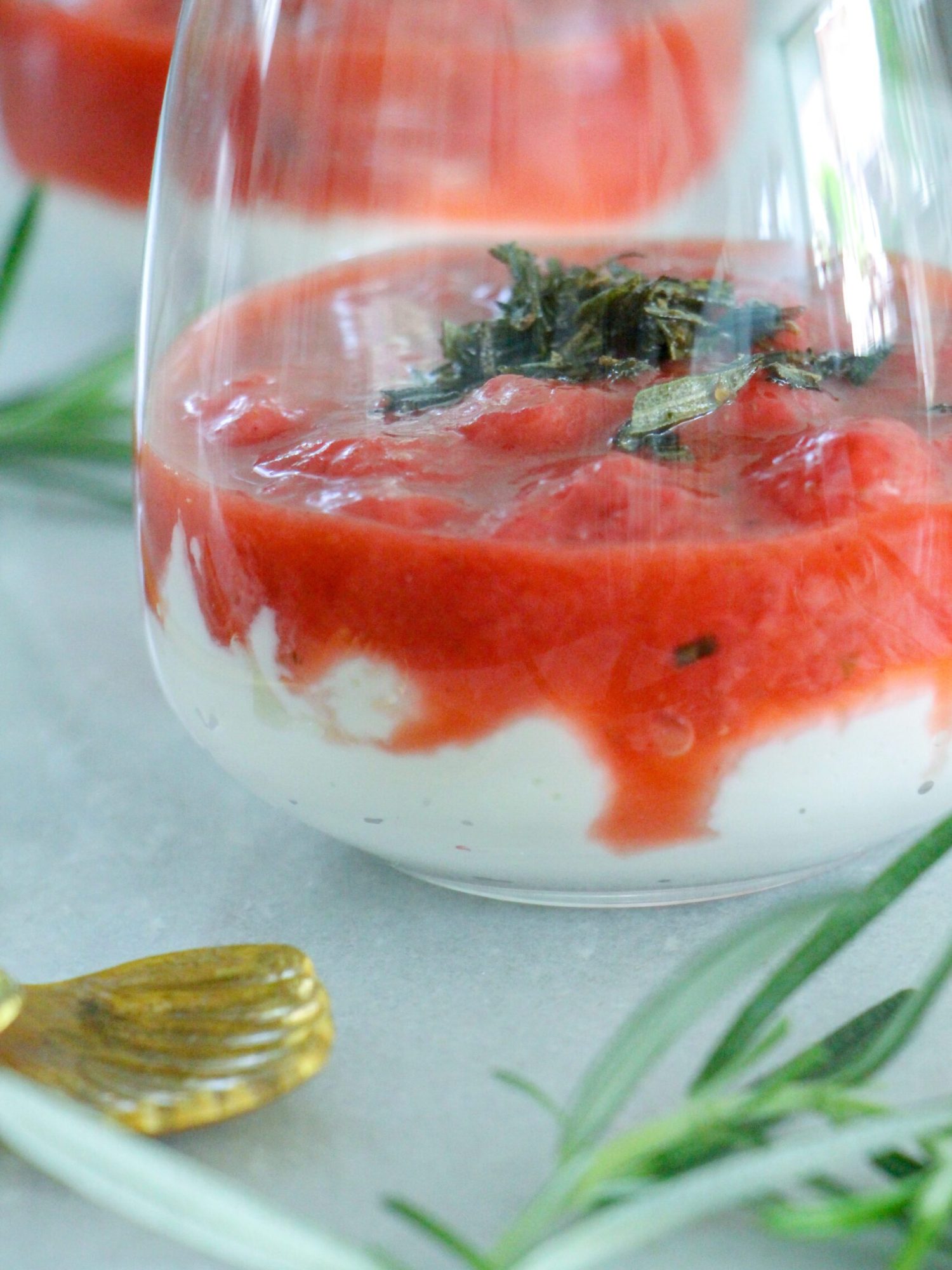 Ricotta met gestoofde aardbeien en rozemarijn