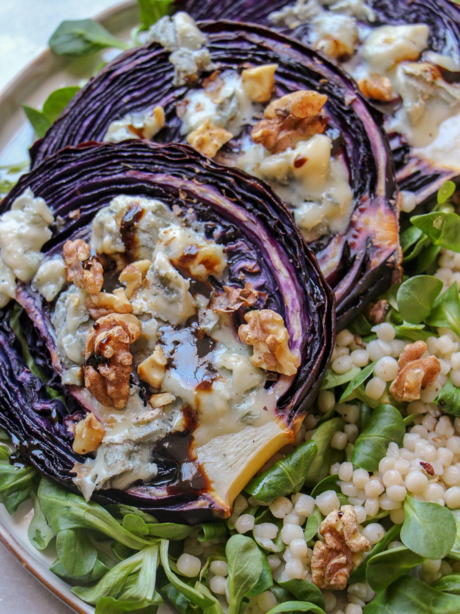 Rode kool steak met blauwe kaas balsamico stroop en parelcouscous