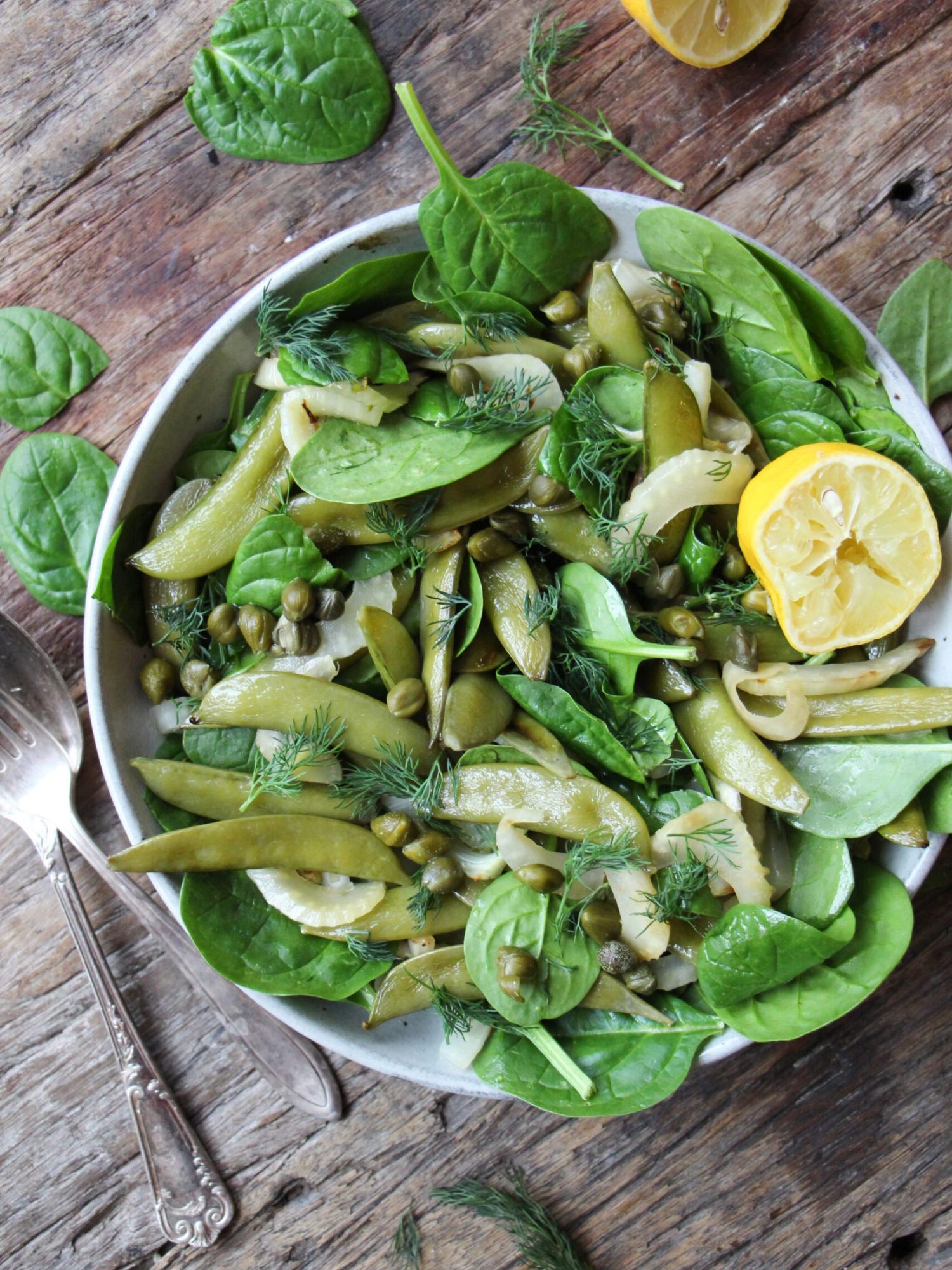 Spinazie salade met sugar snaps venkel en kappertjes