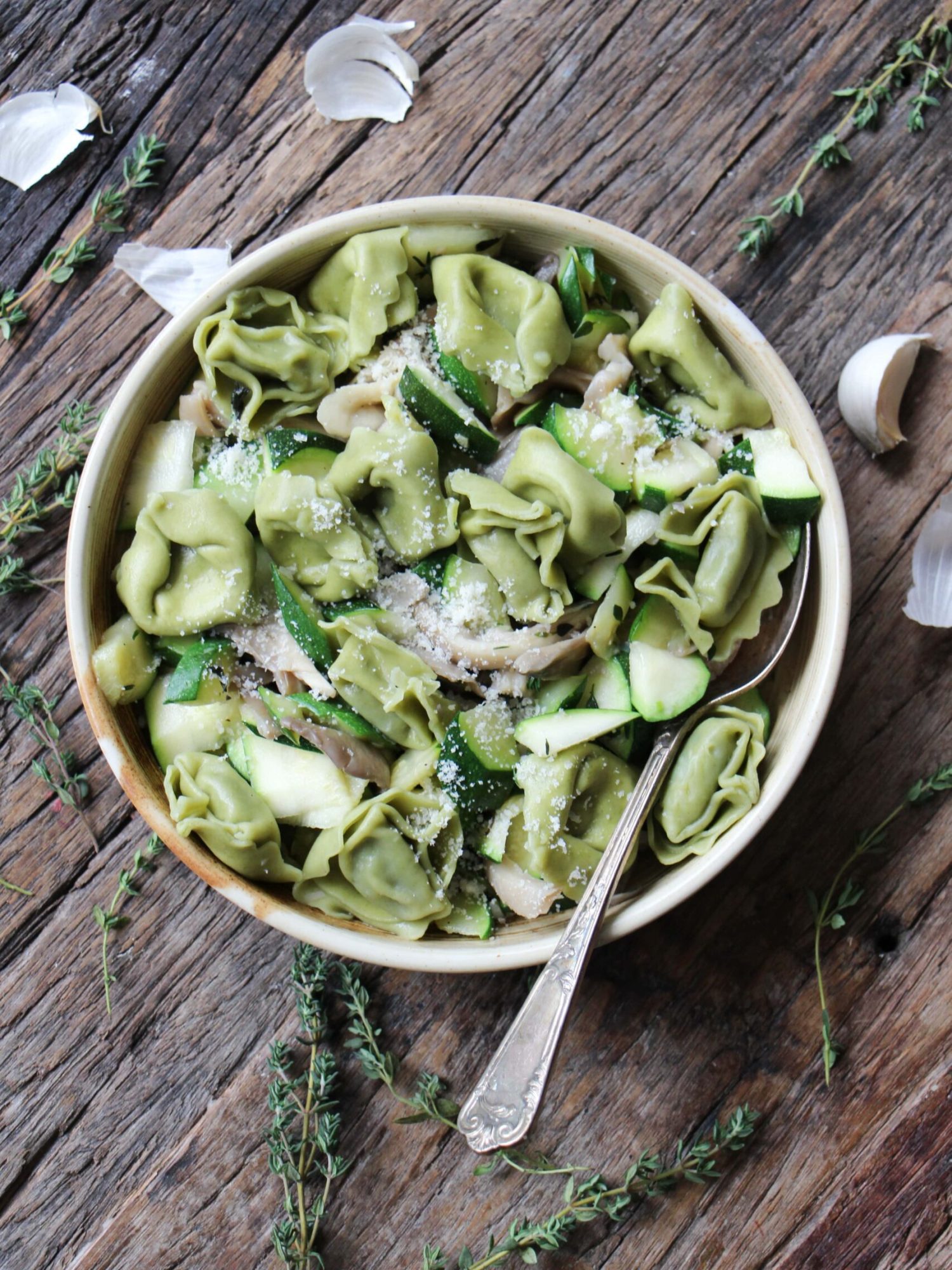 Makkelijke vegetarische recepten Tortellini met courgette oesterzwam en tijm