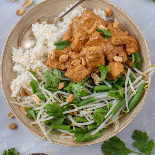Vegetarische saté recept van tofu met rijst en sperziebonen