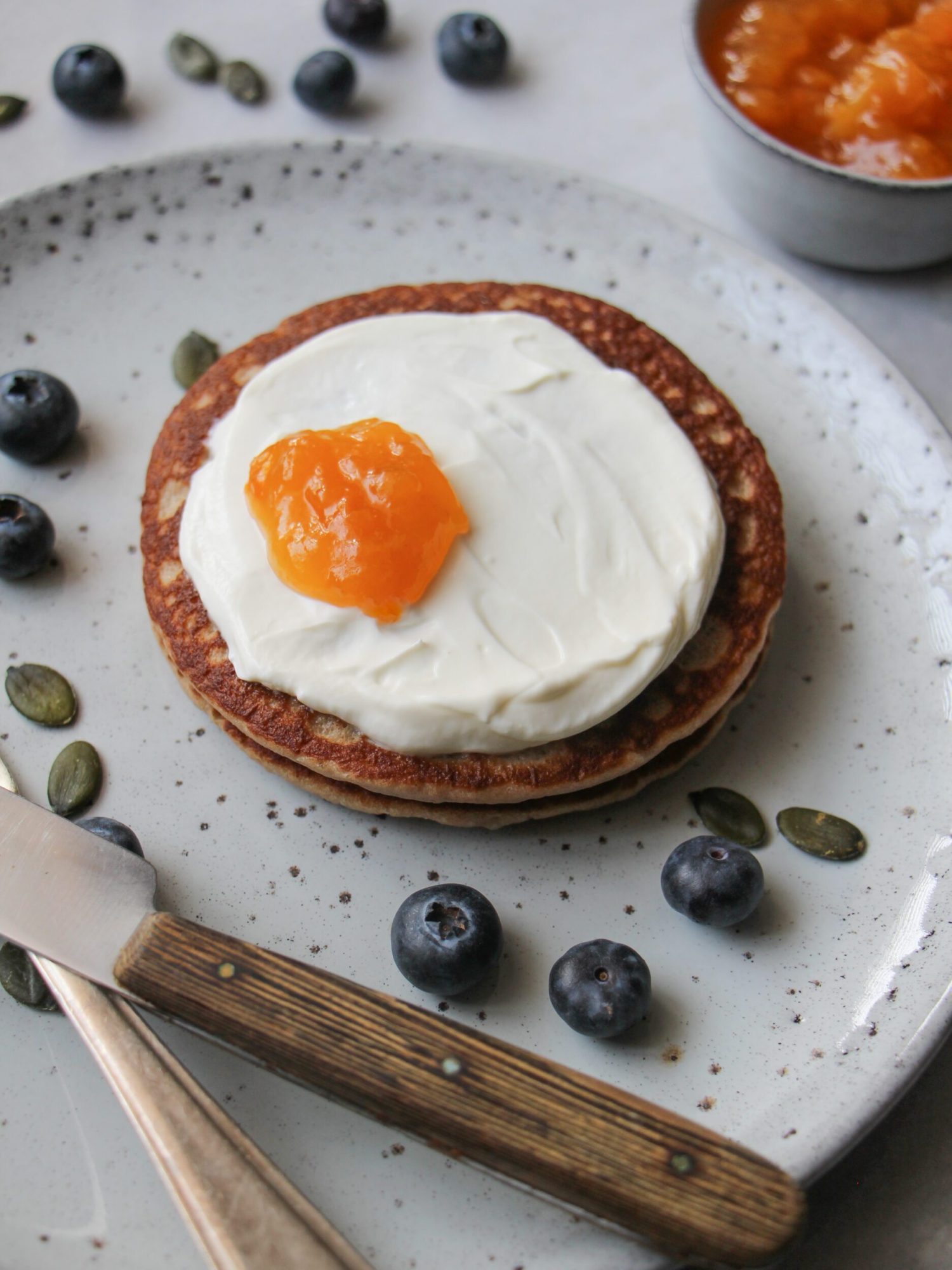 Volkoren pannenkoekjes met ‘ei’ (Griekse yoghurt en jam)