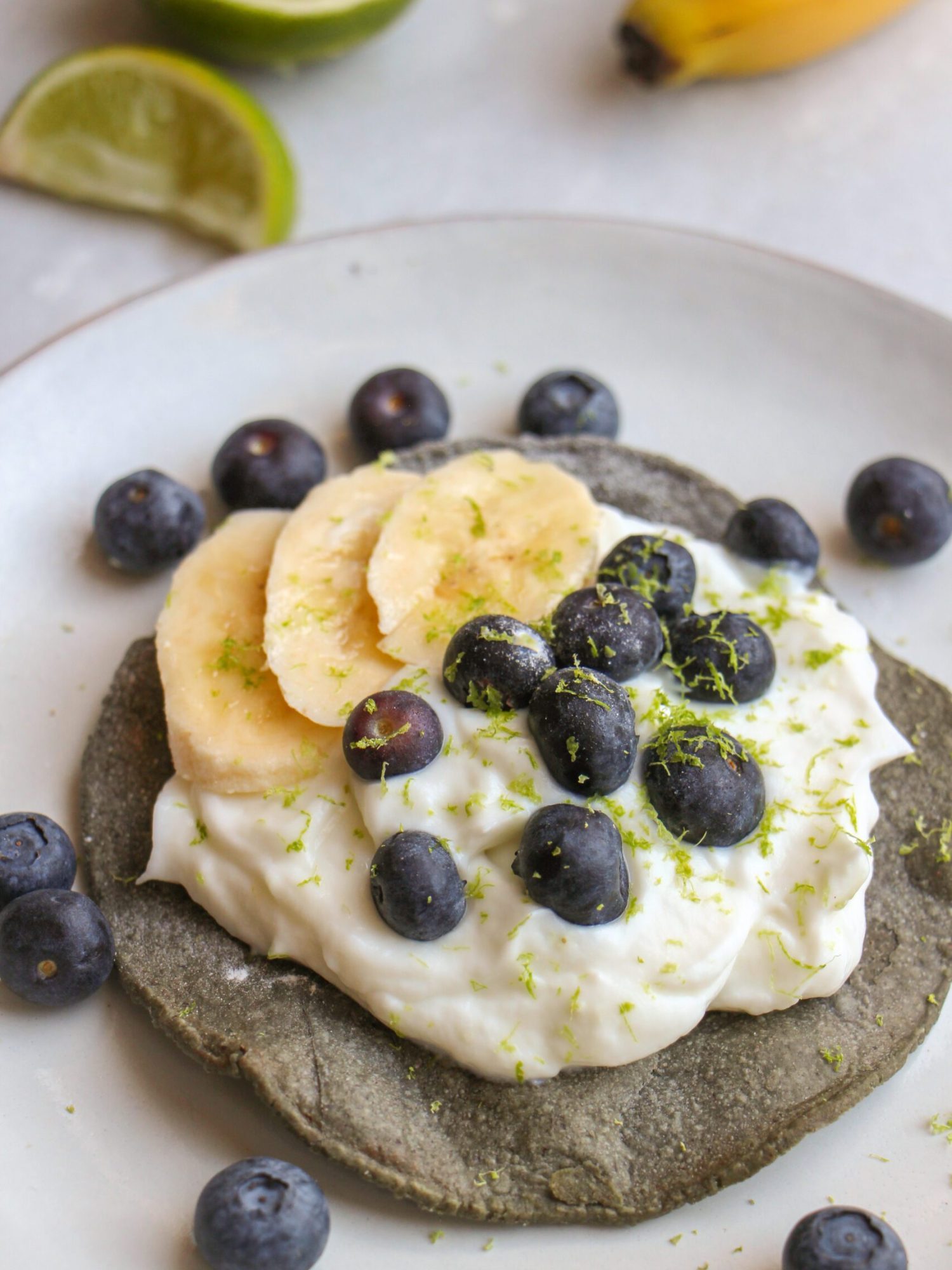 Zoete tostada's met limoen cheesecake en blauwe bessen