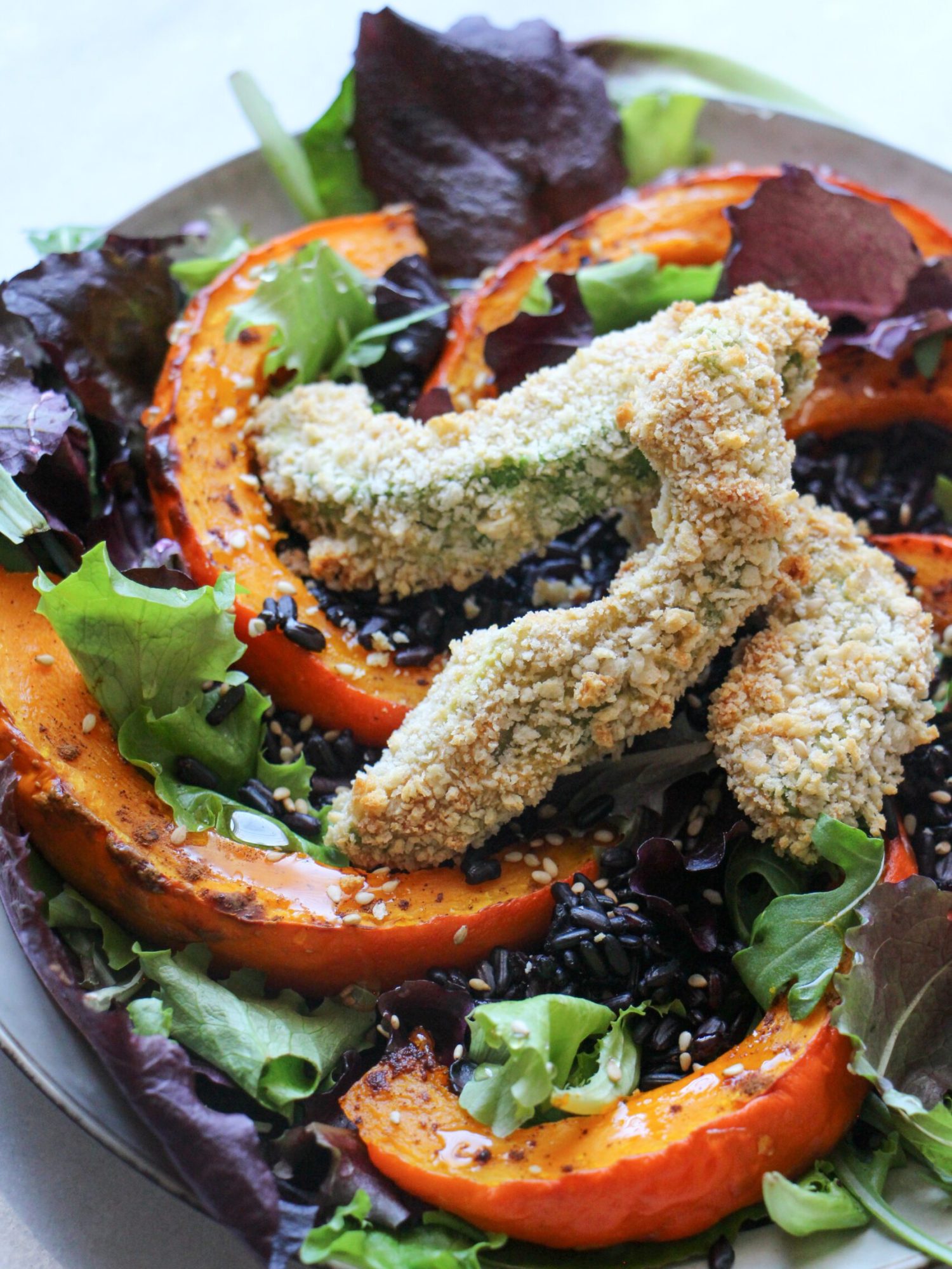Zwarte rijst met geoosterde pompoen met kaneel en crunchy avocado