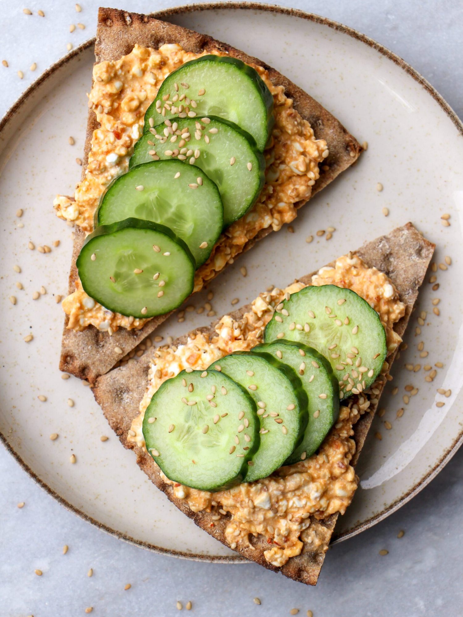 crackers met cottage cheese en sambal