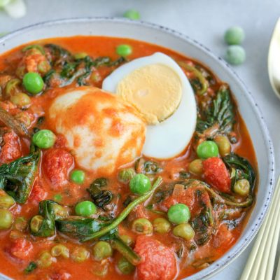 rode currysaus met ei en spinazie