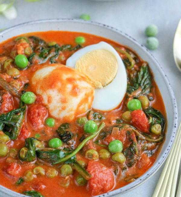 rode currysaus met ei en spinazie